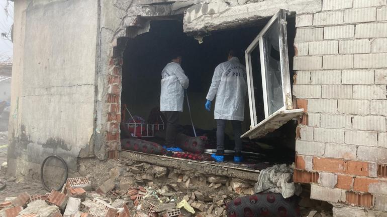 Bomba gibi patladı 9 kişinin bulunduğu ev...