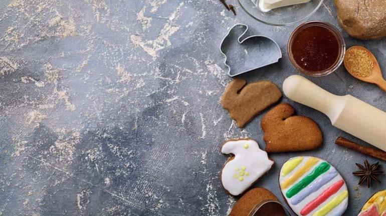 Yılbaşı kurabiyesi tarifi ve yapımı Kolay zencefilli tarçınlı yılbaşı kurabiyesi nasıl yapılır