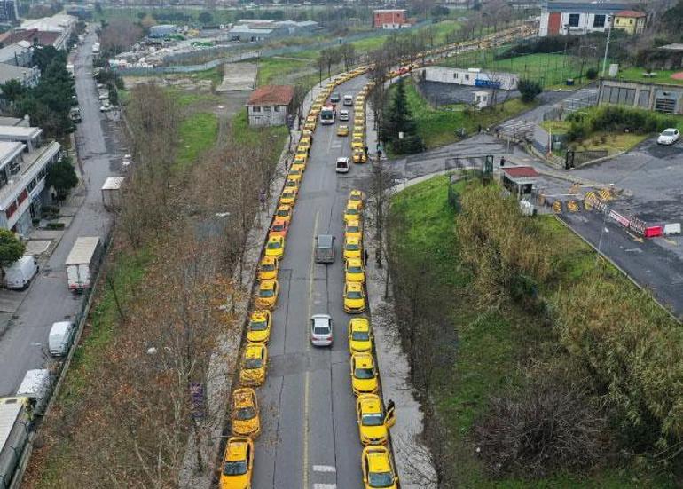 Zam geldi taksiciler akın ettiler İstanbulda taksimetre güncelleme kuyrukları...