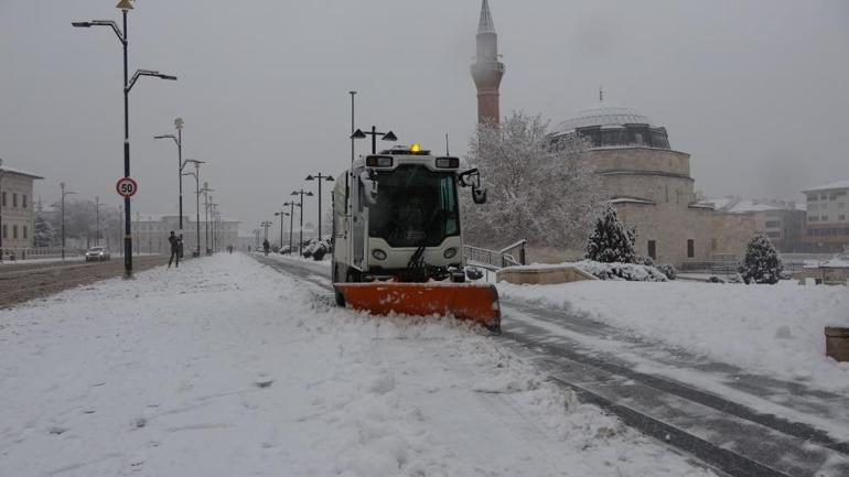 Kar yağışı 68 köy yolunu ulaşıma kapattı