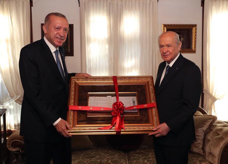 Cumhurbaşkanı Erdoğan, Bahçeli ile görüştü Sürpriz hediye...