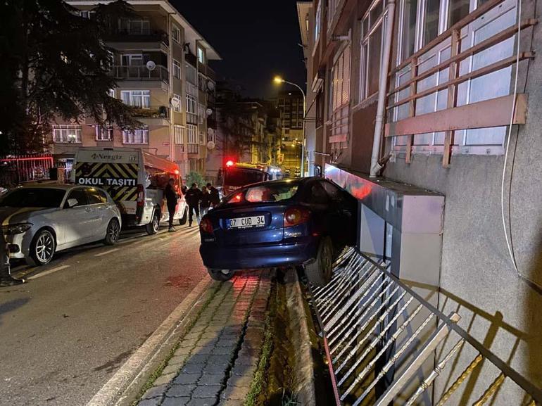 Kadıköy’de olaylı gece Kontrolden çıkan otomobil iş yerine uçtu...