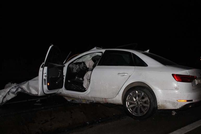 Çanakkalede feci kaza Akaryakıt istasyonundan yola çıkan otomobile tır çarptı: 5 ölü