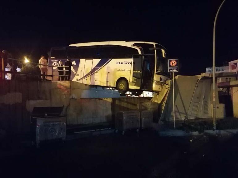 Mersinde bariyeri aşan yolcu otobüsü, köprüde asılı kaldı