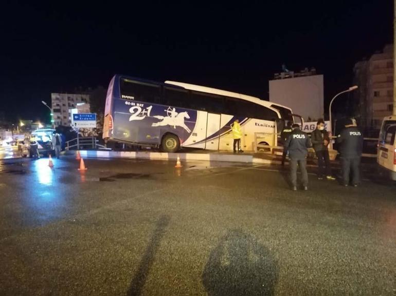 Mersinde bariyeri aşan yolcu otobüsü, köprüde asılı kaldı