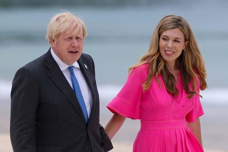 İngiltereyi sarsan skandal e-posta ile ortaya çıktı Boris Johnsona yeni suçlama: Eşi Carrie Symonds ile Başbakanlık Konutunun bahçesinde...