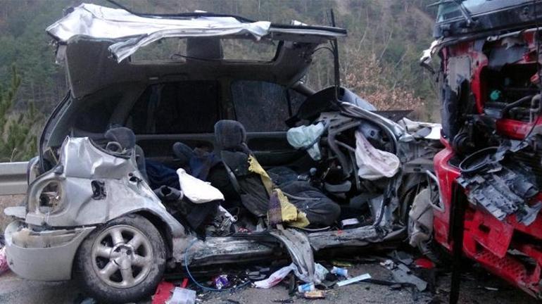 Otomobil kamyonla çarpıştı, 4 kişilik aile yaşamını yitirdi