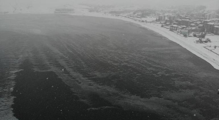 Sahil şeridi boyunca buz tutan kıyılar görenleri şaşkına çevirdi