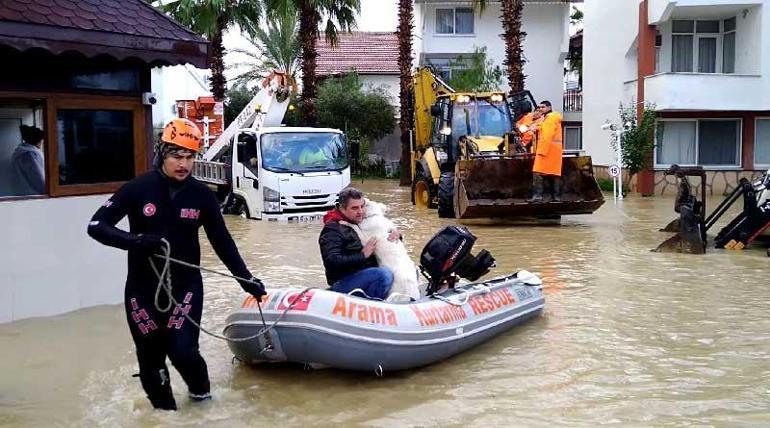 Manavgatı sel vurdu Vatandaşlar bot ve iş makineleriyle kurtarıldı