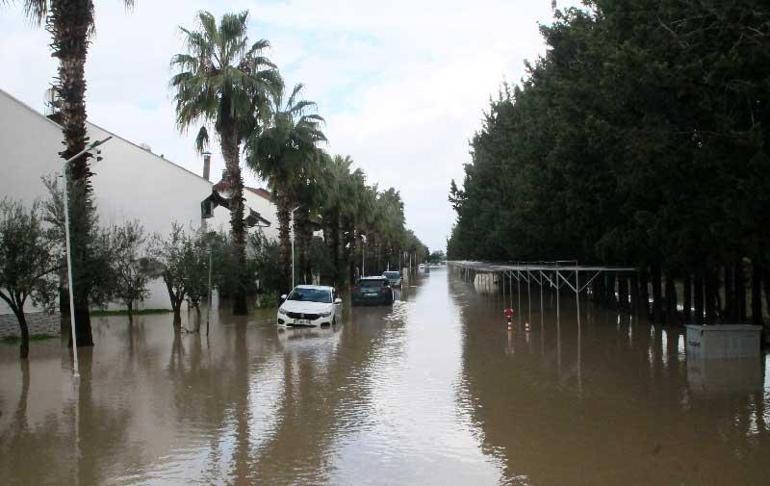 Manavgatı sel vurdu Vatandaşlar bot ve iş makineleriyle kurtarıldı