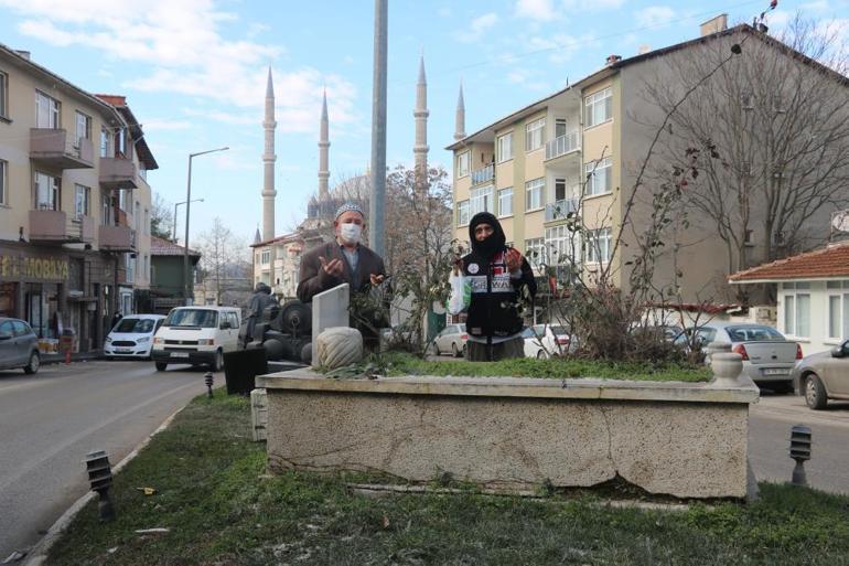 Edirnede cadde ortasında şaşırtan görüntü Vatandaşlar dua okuyor
