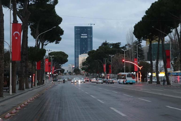 Ülkenin sokakları Türk bayraklarıyla donatıldı Arnavutluk Cumhurbaşkanı Erdoğanı bekliyor...