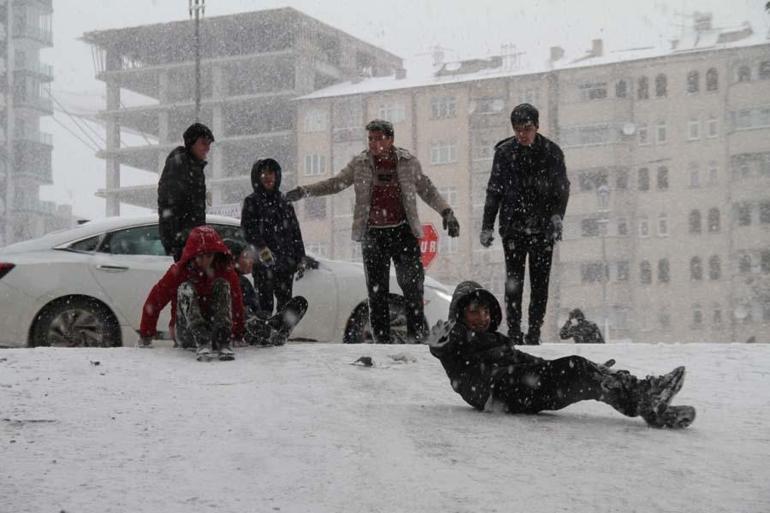 Okullara kar tatili Valilikler peş peşe duyurdu: Çok sayıda şehirde eğitime kar engeli...