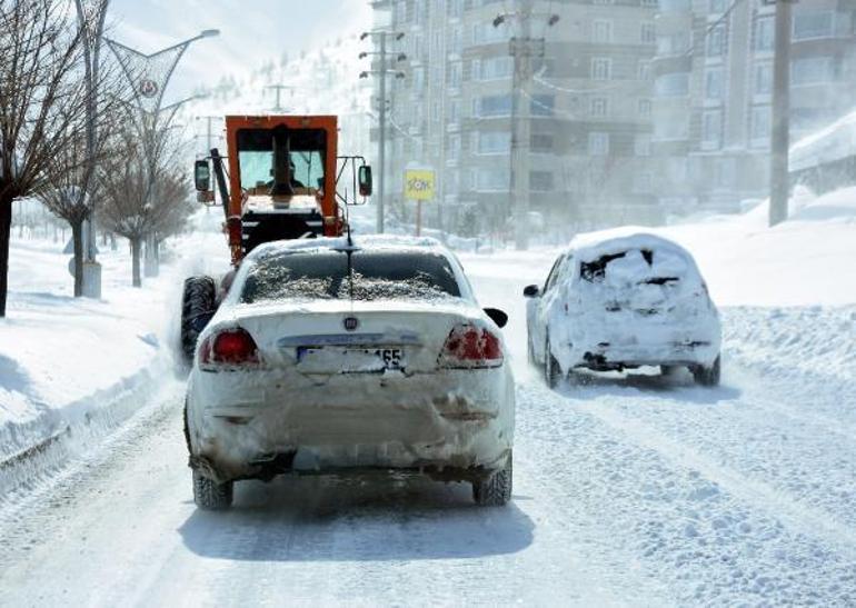 Bitlis merkezinde kar kalınlığı 1 metreyi aştı; 332 köy yolu kapalı