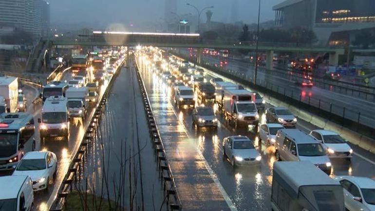 Çok yoğun kar yağışı uyarısı Son dakika açıklaması geldi ve belli oldu İstanbulda kar yeniden başlıyor, saat verildi ve...