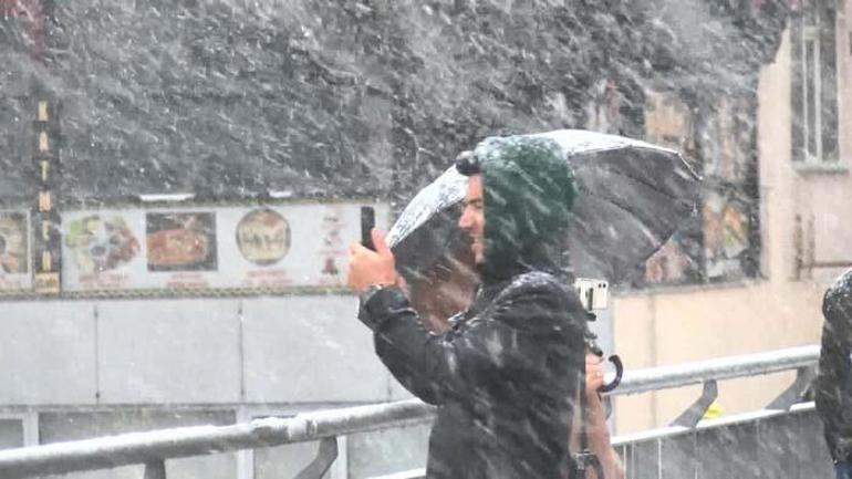 Çok yoğun kar yağışı uyarısı Son dakika açıklaması geldi ve belli oldu İstanbulda kar yeniden başlıyor, saat verildi ve...