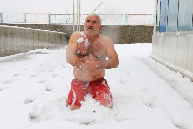 Buz Adam eksi 2 derecede denize girdi, kar banyosu yaptı