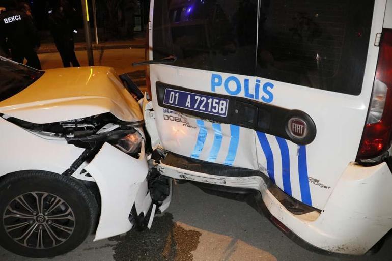 Adanada seyir halindeyken bayılan sürücü polis aracına arkadan çarparak durabildi