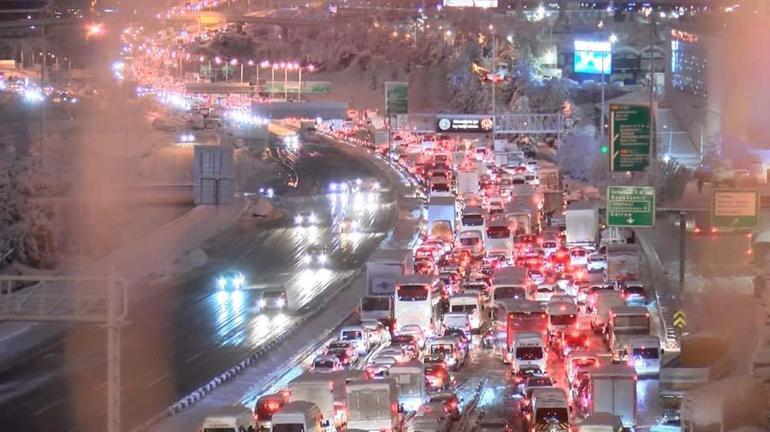 İstanbulda yoğun kar yağışı TEMde gece boyu devam eden araç kuyruğu havadan görüntülendi