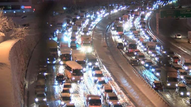 İstanbulda yoğun kar yağışı TEMde gece boyu devam eden araç kuyruğu havadan görüntülendi
