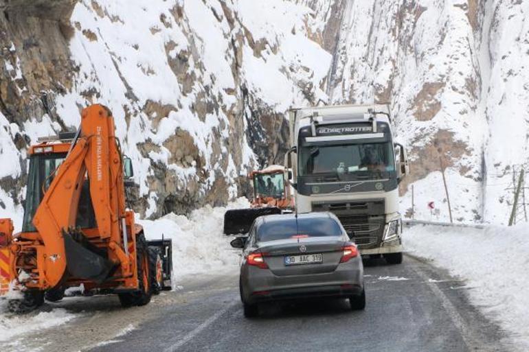 Karayoluna çığ düştü; yolcu minibüsündekiler tehlike atlattı