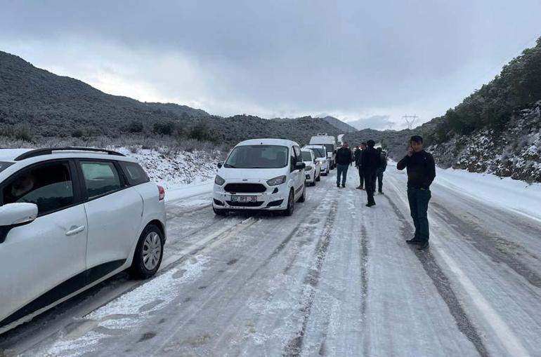 Yoğun kar yağışı Antalyayı vurdu Araçlar D-400 yolunda kaldı... Alanyada 53 yıl sonra kar yağdı...