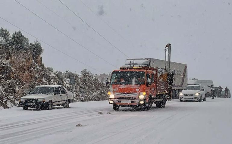 Yoğun kar yağışı Antalyayı vurdu Araçlar D-400 yolunda kaldı... Alanyada 53 yıl sonra kar yağdı...