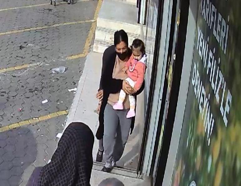 Kucağında bebeğiyle markete giren kadının cüzdanını çaldı