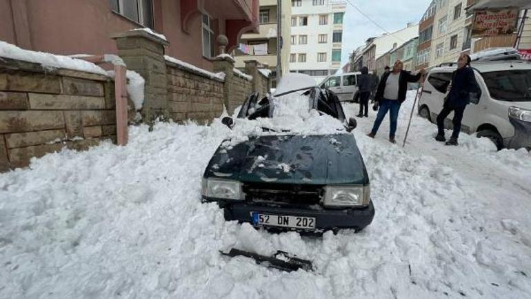 Arnavutköyde çatıdan düşen kar kütlesi otomobilin tavanını çökertti