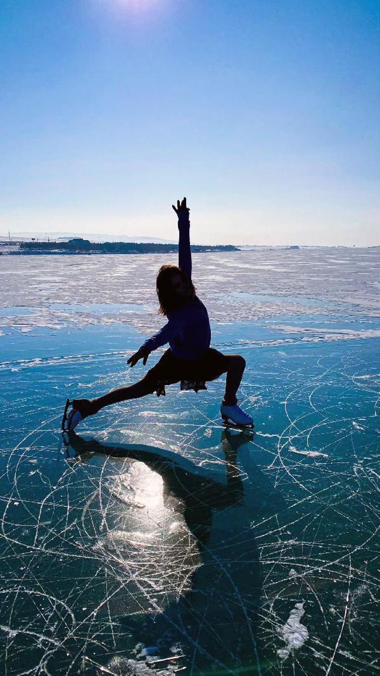 Çıldır Gölünde buz pateni yapan milli sporcu İklim: Hayalimi gerçekleştirdim