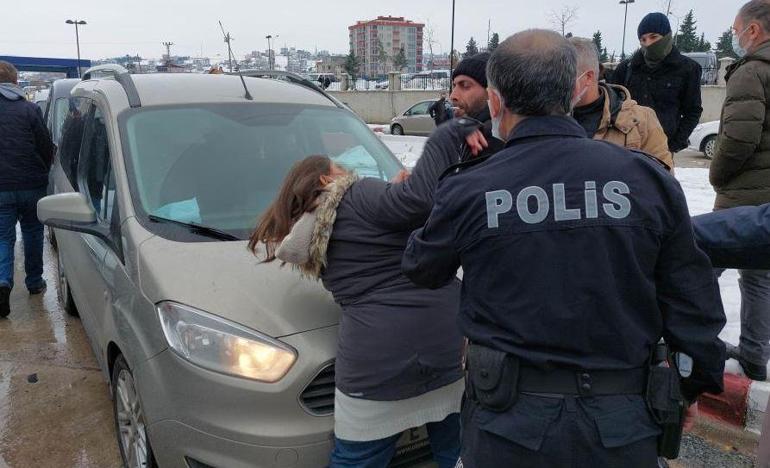 Genç kız hastane bahçesindeki araçların yolunu kesip olay çıkarttı Kimse sakinleştiremedi