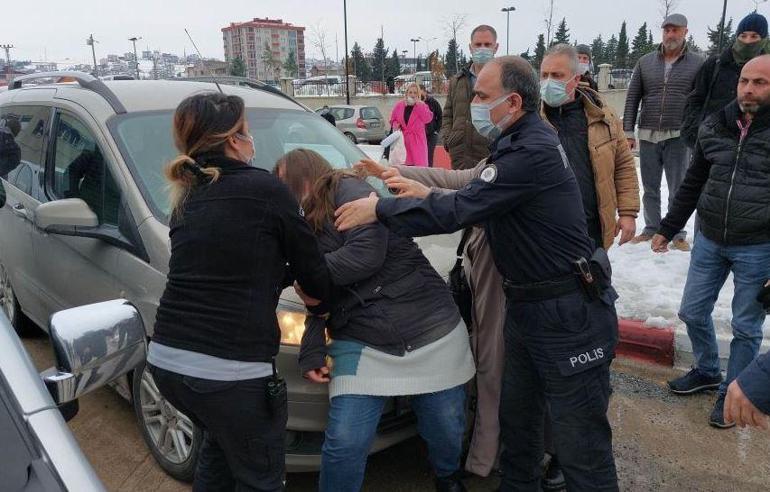 Genç kız hastane bahçesindeki araçların yolunu kesip olay çıkarttı Kimse sakinleştiremedi