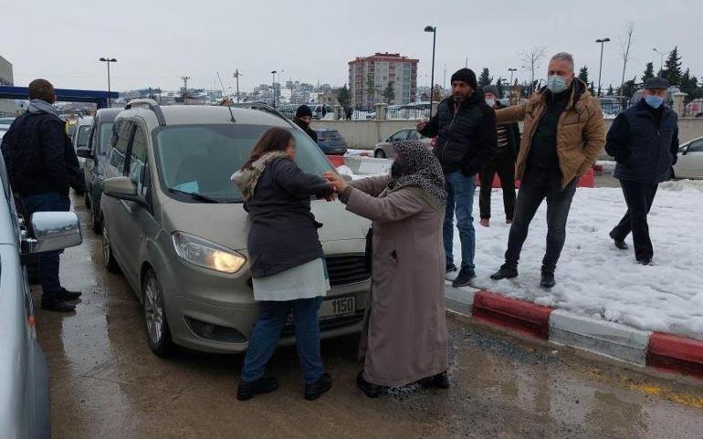 Genç kız hastane bahçesindeki araçların yolunu kesip olay çıkarttı Kimse sakinleştiremedi