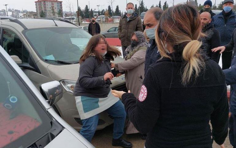 Genç kız hastane bahçesindeki araçların yolunu kesip olay çıkarttı Kimse sakinleştiremedi