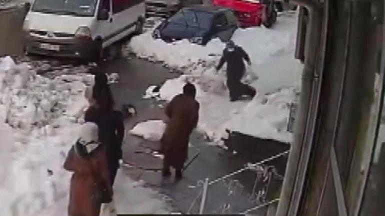 Yolda yürüyen kadının kafasına kar kütlesi düştü Acıyla yere yığıldı