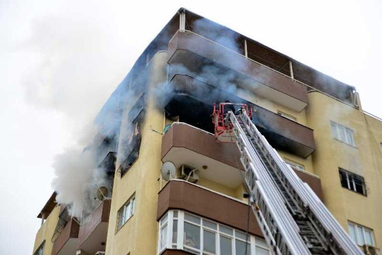 Eşiyle tartışınca evi yaktı Aileler birbirine girdi