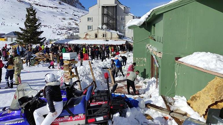 Kayak merkezinde feci kaza Çatı çöktü, vatandaşlar altında kaldı