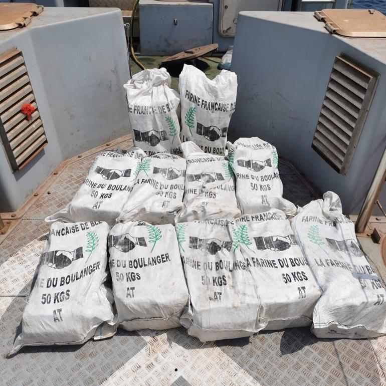 Gine açıklarında balıkçı teknesine operasyon 528 kilogram kokain ele geçirildi