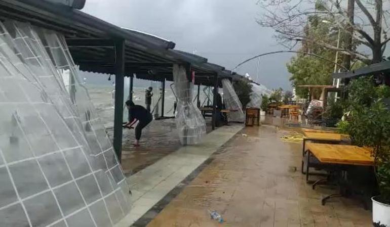 Köyceğiz Gölü taştı, kordondaki iş yerlerinin masa ve sandalyeleri su altında kaldı