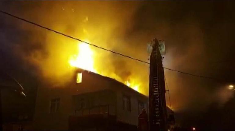 Sultanbeyli’de yangın paniği: 3 katlı binadaki yangın yandaki 2 binaya sıçradı