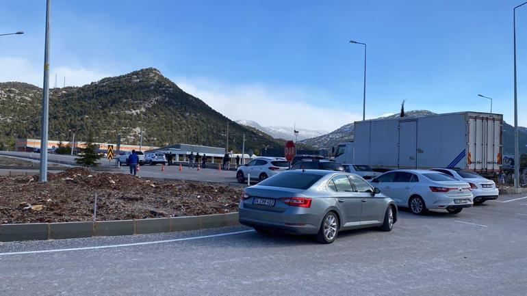 Antalya ile Konya ulaşımına kar engeli Onlarca araç saatlerdir bekliyor