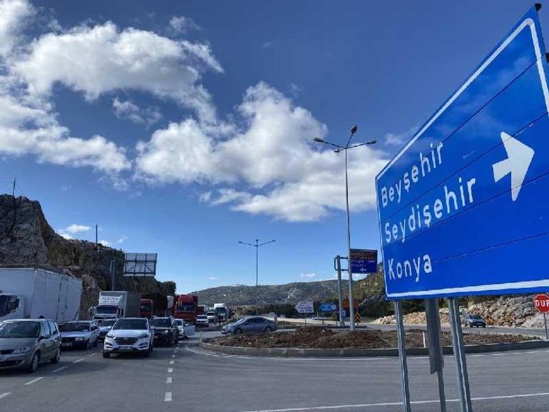 Antalya ile Konya ulaşımına kar engeli Onlarca araç saatlerdir bekliyor
