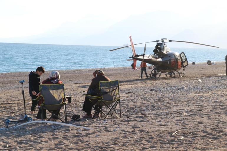 Antalyada sıcak saatler Helikopter bir anda halk plajına iniş yaptı