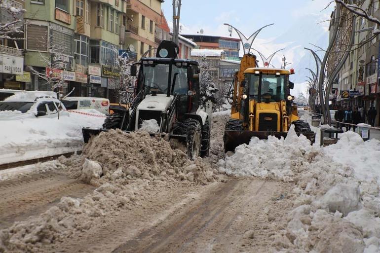 Hakkari’de kar yığınları kamyonlarla şehir dışına taşınıyor