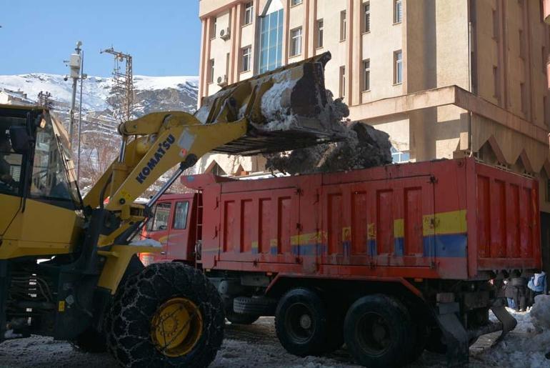 Hakkari’de kar yığınları kamyonlarla şehir dışına taşınıyor