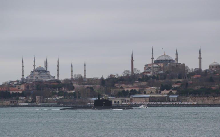 Rus denizaltısı İstanbul Boğazından geçti