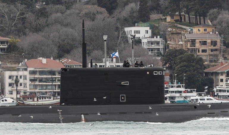 Rus denizaltısı İstanbul Boğazından geçti