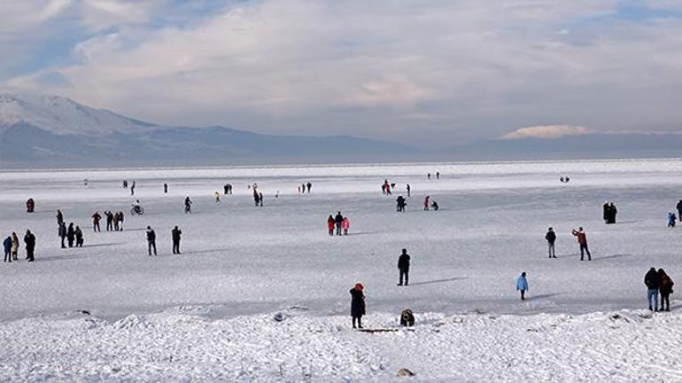 Buzları erimeye başlayan Eğirdir Gölünde büyük tehlike Kimse aldırış etmedi
