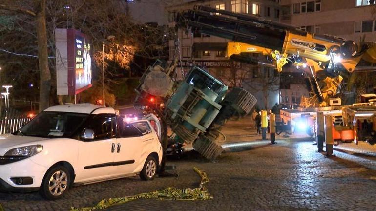 Beşiktaş’ta park halindeki araçların üzerine devrilen vinç kaldırıldı