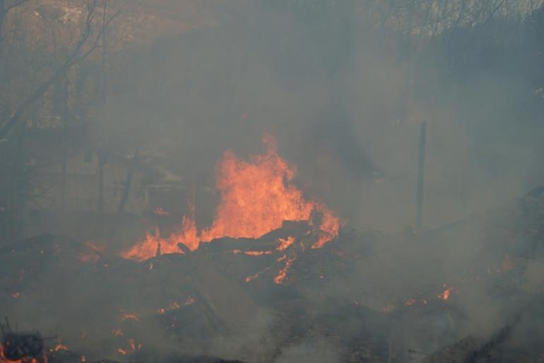 Köy alev alev yandı 15 haneye sıçradı Validen açıklama: Can kaybı yok